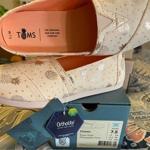 Tom’s, New! Never Worn! Size 7.5 Rose Gold Pineapples Print